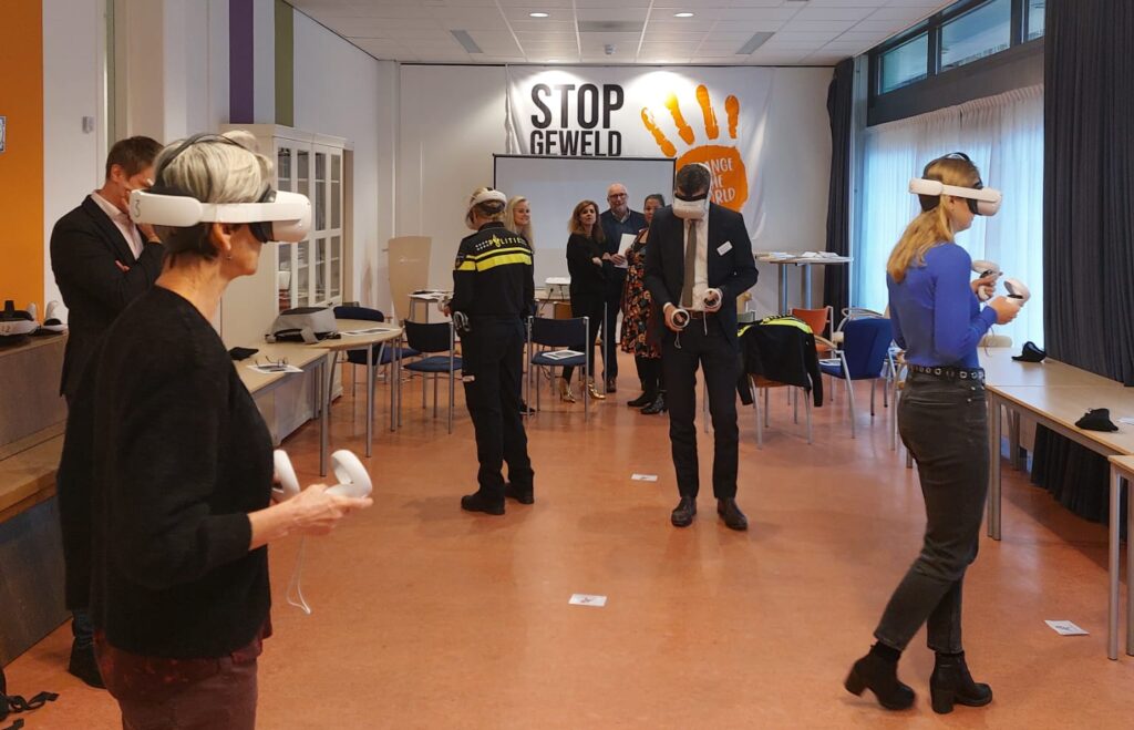 Een ruimte met mensen die een VR-bril op hebben