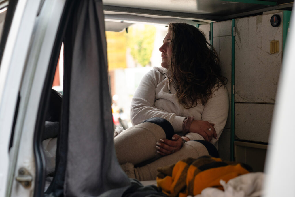 Vrouw zittend in een camper