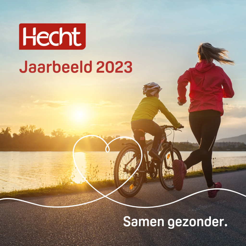 Een hardlopende vrouw met een fietsend kind in de ondergaande zon met daarop de tekst: Hecht Jaarbeeld 2023 en de pay-off: Samen Gezonder